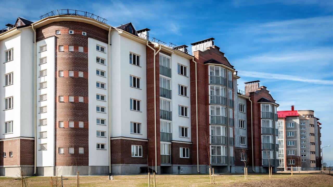 Edifícios residenciais com varandas na cidade desenvolvimento urbano de prédios de apartamentos